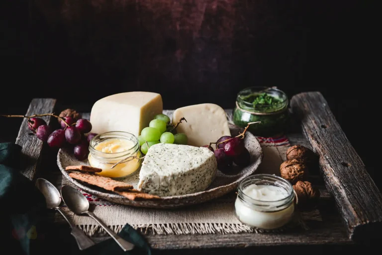 Postrežen sir z grozdjem in čemaževim namazom