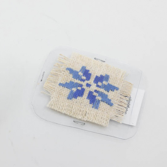 Broška z belokranjskim vezenjem, Vesna Veselič